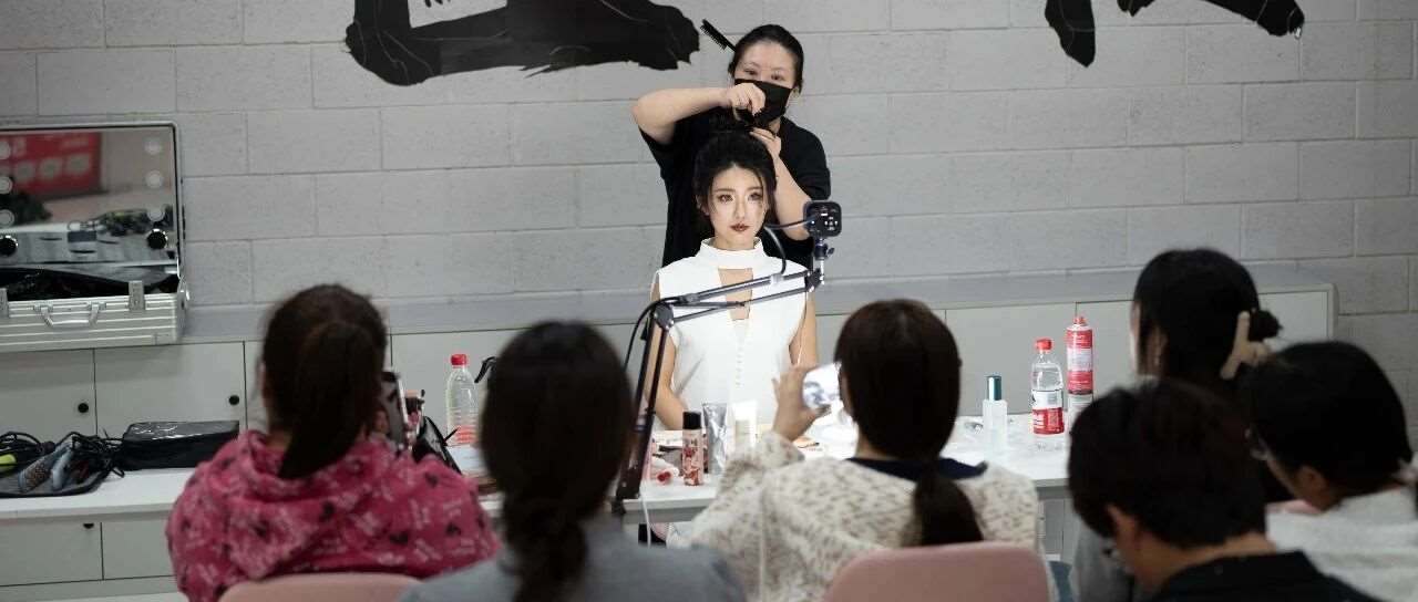 打破 “青春饭” 偏见！揭秘美妆职业的可持续性